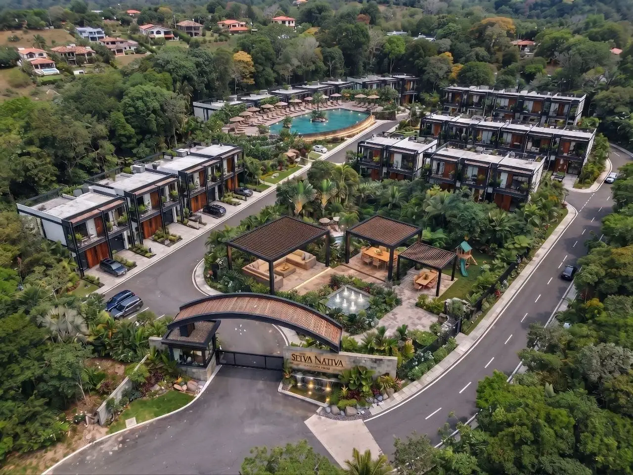 Render aéreo del condominio Selva Nativa con casas, vías internas y zona social