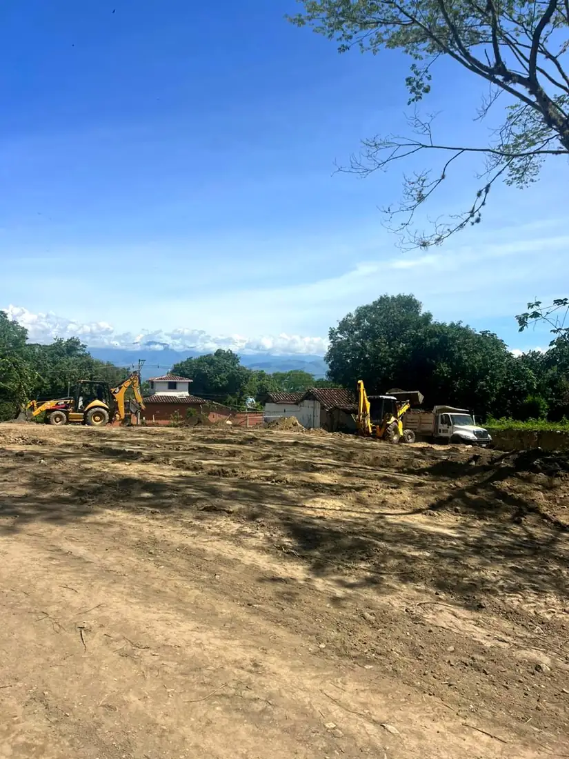 Terreno nivelado con maquinaria al fondo