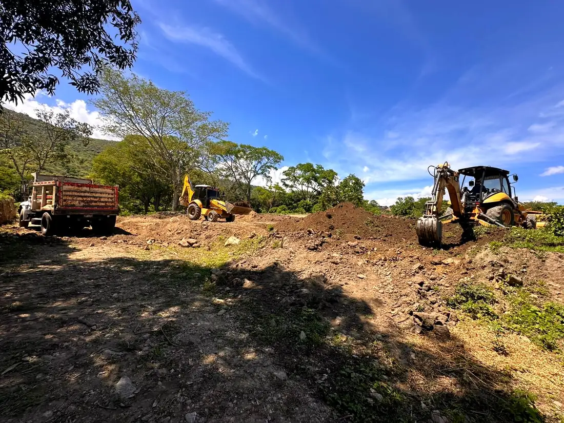 Movimiento de tierra con retroexcavadoras y volqueta